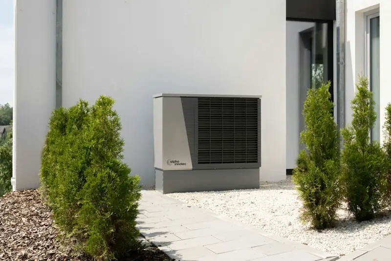 Unit outdoor AC terpasang di samping bangunan