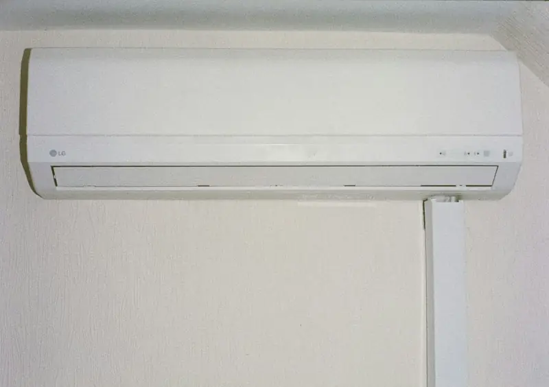 Unit indoor AC split terpasang di dinding