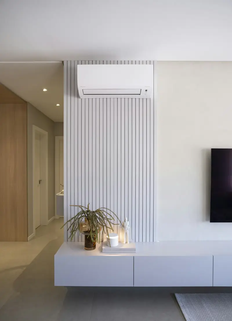 AC split dinding di ruang tamu modern