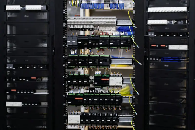 Kabinet kontrol listrik dengan breaker dan wiring kabel