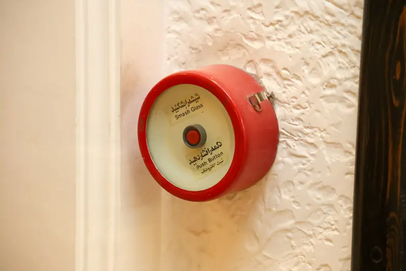 Alarm bell fire alarm terpasang di dinding