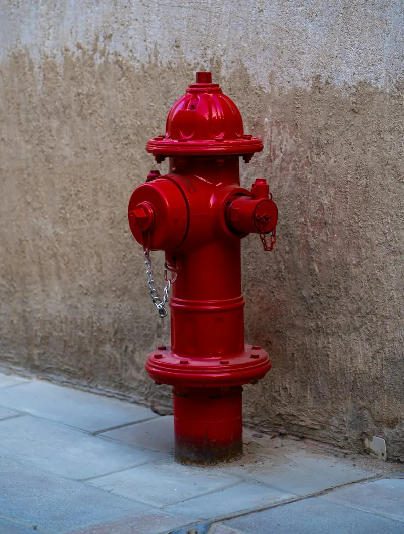 Hydrant pillar di trotoar