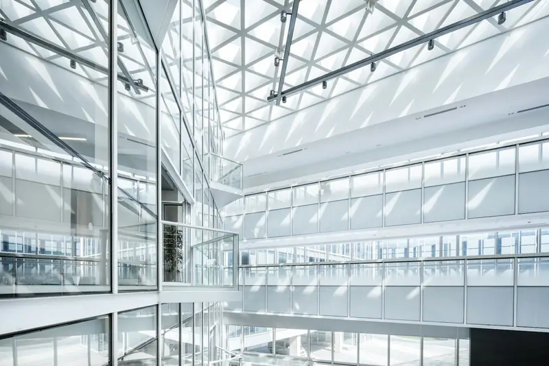 Atrium gedung komersial beratap kaca