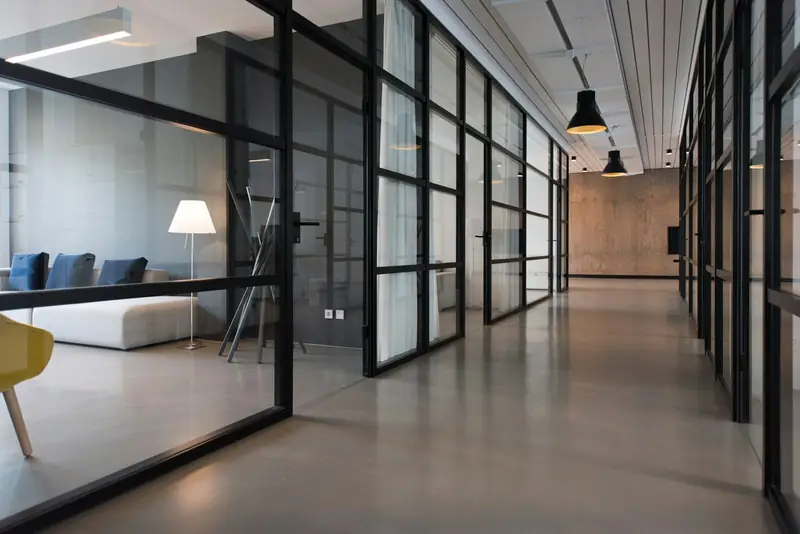 Interior kantor modern dengan partisi kaca