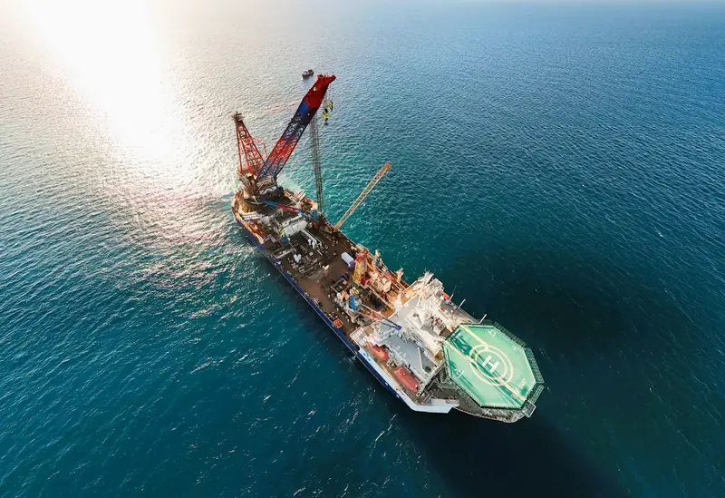 Kapal pendukung konstruksi offshore di laut