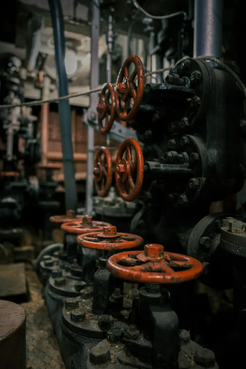 Deretan valve industri dengan handwheel merah