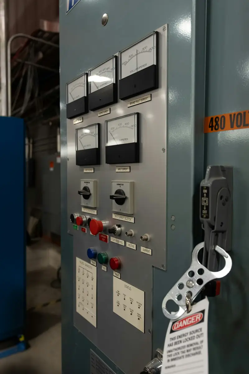Panel switchgear industri dengan tag lockout keselamatan