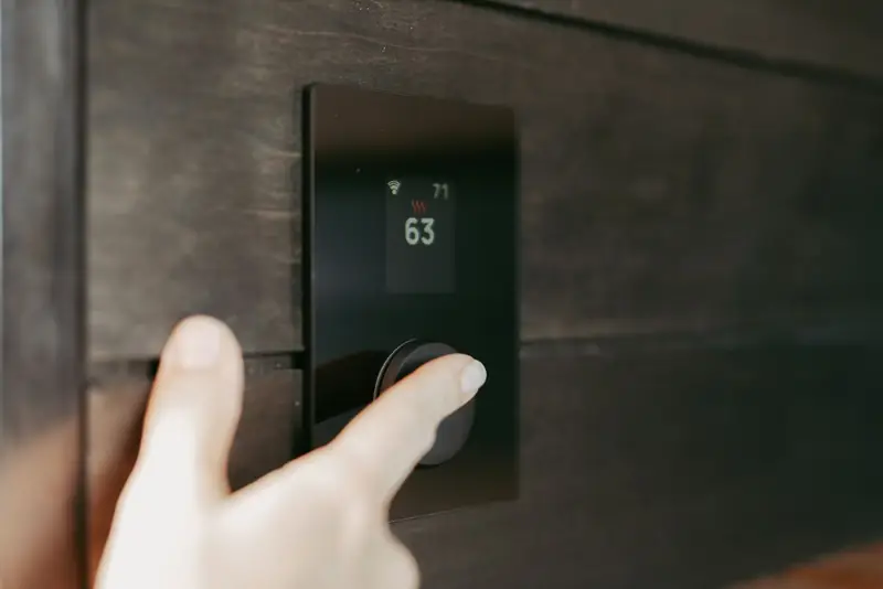 Mengatur panel kontrol HVAC digital
