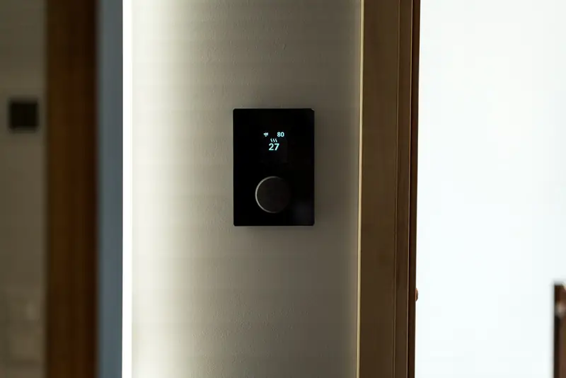 Thermostat digital terpasang di dinding