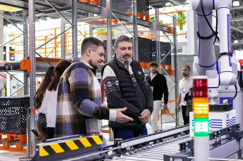 Warehouse with automated conveyor system